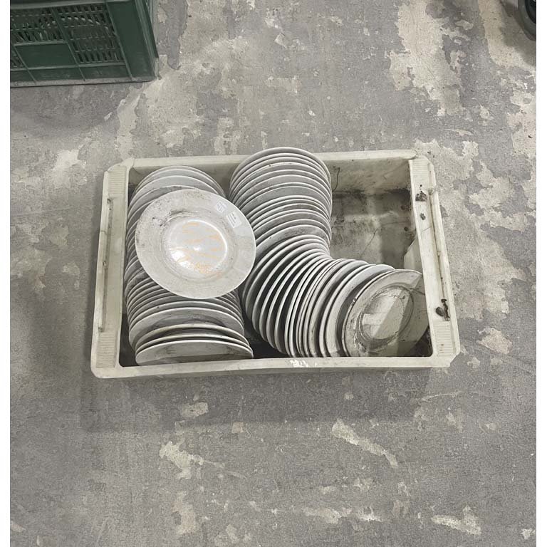 45 Platos de Loza Blancos con Detalles Anaranjados