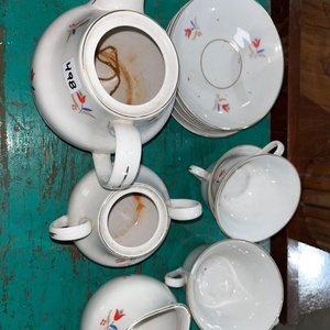 Juego de Café de Porcelana Blanca con Flores Rojas y Azules - imagen 2