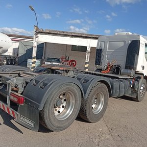 Camión Volvo VM 330 Blanco - imagen 3