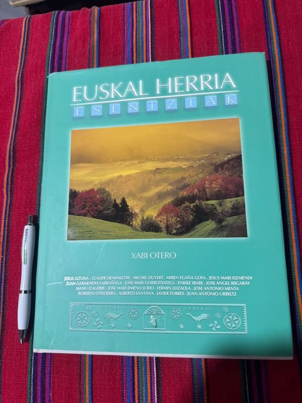 Libro Euskal Herria Ezentzia