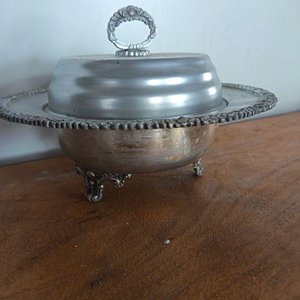 Centro de Mesa Metálico con Tapa y Patas Decoradas - imagen 3