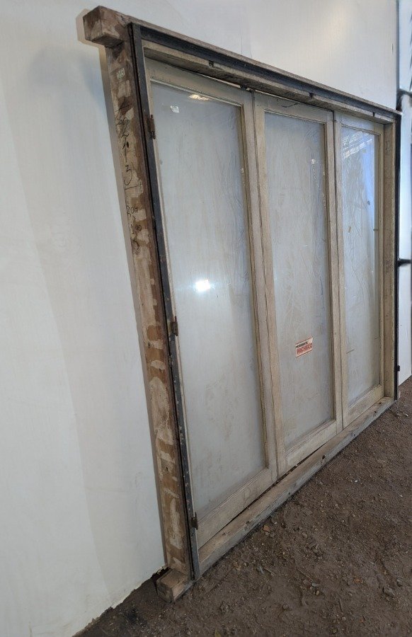 Ventana antigua con 3 hojas batientes en cedro y fallebas - imagen 10