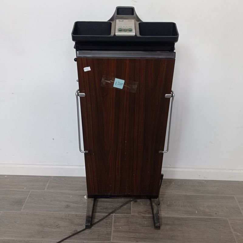 Lote siguiente: Despojado eléctrico de pie marca Corby. Prende.