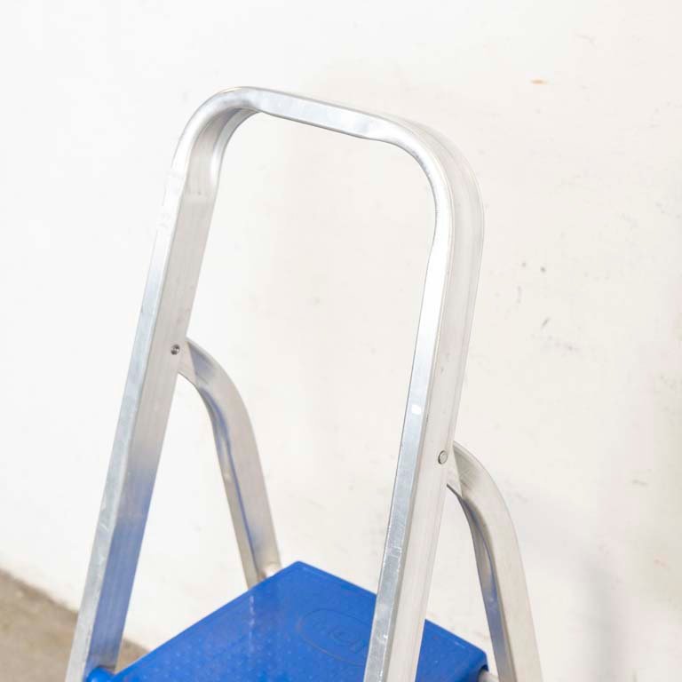 Escalera plegable de aluminio con tres escalones - imagen 3