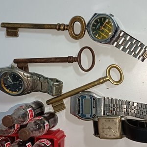 Lote de Colección: 2 Latas Decoradas, 4 Relojes y Adornos Varios - imagen 2