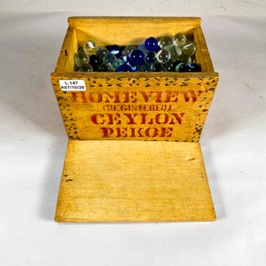 Caja de madera antigua con bolitas de vidrio de colección - imagen 3