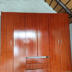 Lote siguiente: Placard de Madera con 6 Puertas y 4 Cajones