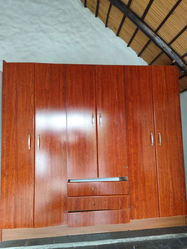 Placard de Madera con 6 Puertas y 4 Cajones
