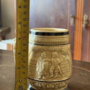 Juego de 4 Jarritas de Cerámica con Relieve y Borde Oscuro - imagen 5