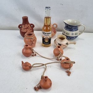 L 009 - Varias Piezas - Atractivo lote de miniaturas de barro decoradas con motivos etnicos, junto a jarra en ceramica esmaltada con diseño floral en azul - imagen 2