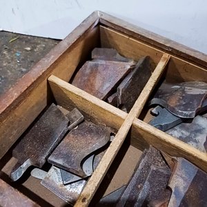 Caja de Madera con 30 Cuchillas para Torno - imagen 3