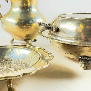 Jarra y dos centros de mesa metálicos con detalles ornamentales - imagen 3