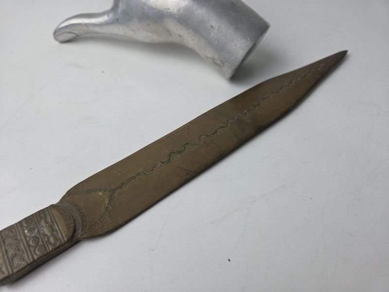 Antigua punta de lanza en bronce con gran trabajo artesanal - imagen 8