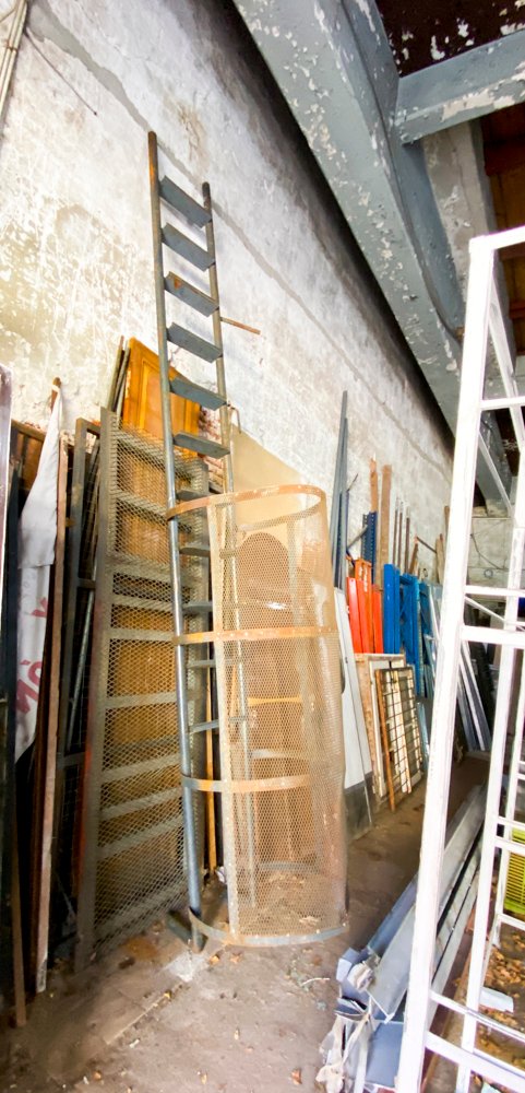 Lote siguiente: Escalera de metal gris con protección