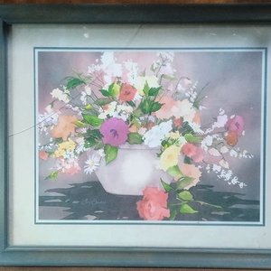 Lote anterior: lámina o reproducción vintage de naturaleza muerta con un arreglo floral en tonos pasteles, atribuida a la obra de Laurie Erickson