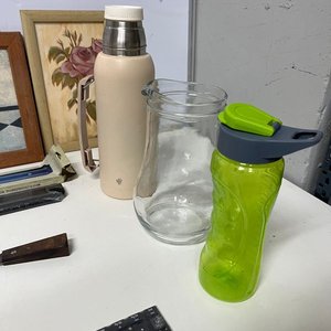 Lote de 10 piezas: cuadros decorativos, termo, jarra, teclado y más - imagen 4