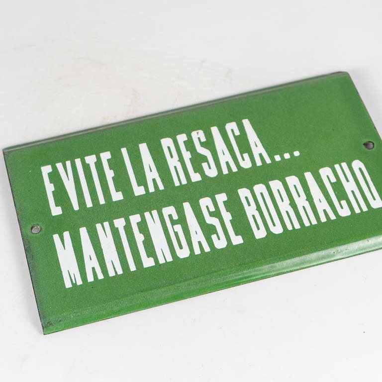 Cartel de chapa esmaltada con frase: EVITE LA RESACA....MANTENGASE BORRACHO. - imagen 2