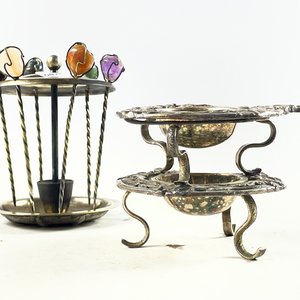 Set de Dos Piezas: Soporte con Pinchos y Colador de Té en Metal Labrado - imagen 3