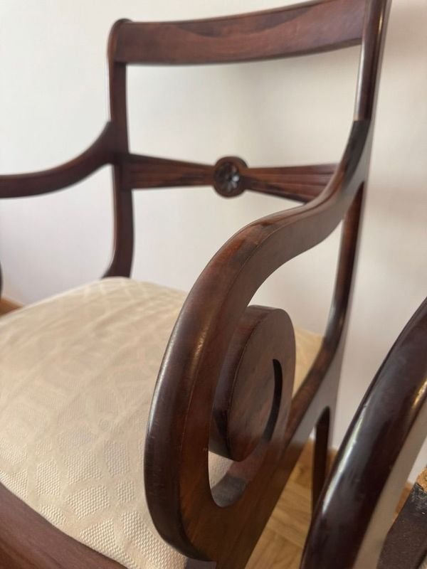 Pare de sillas de madera modernas en buen estado - imagen 3