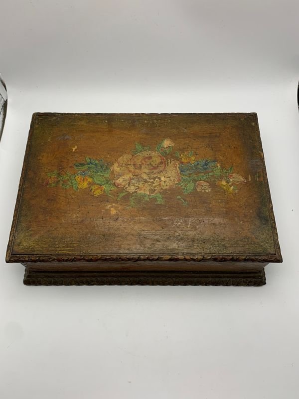 Lote siguiente: Antigua caja de madera con pintura floral