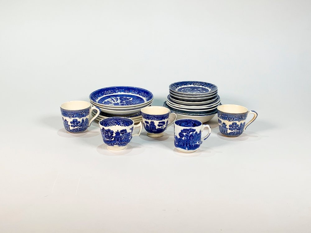Lote de 21 Piezas de Losa Blanca y Azul con Decoración Chinaiserie