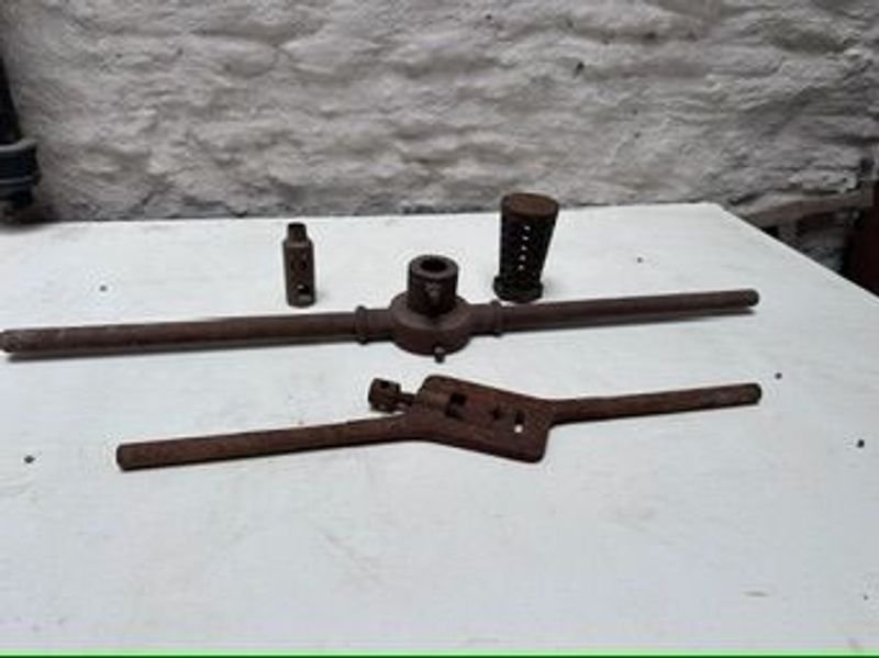 Colección de llaves antiguas y barra metálica - imagen 2
