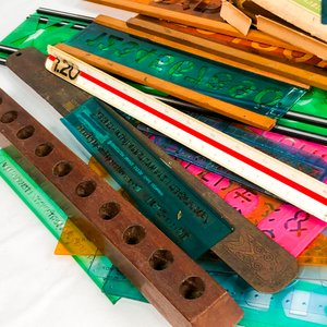 Lote de Reglas y Moldes con Letras y Números Vintage - imagen 3