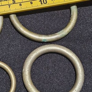 Lote de 4 argollas de metal blanco - imagen 3