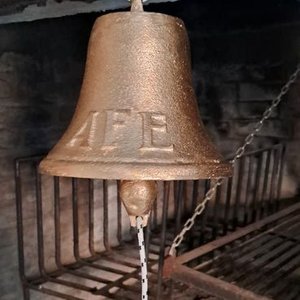 Campana Antigua de Bronce con Inscripción "AFE" - imagen 2