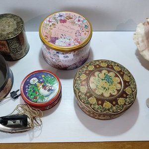 Lote siguiente: Lote de Latas Decoradas, Caracolas y Plancha Antigua