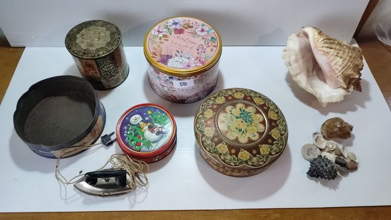 Lote de Latas Decoradas, Caracolas y Plancha Antigua