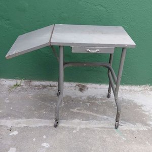 Lote anterior: Mesa Plegable Antigua para Máquina de Escribir con Cajón