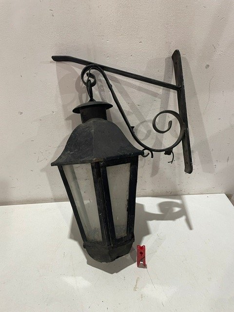 Lote siguiente: Farol de exterior antiguo con diseño clásico