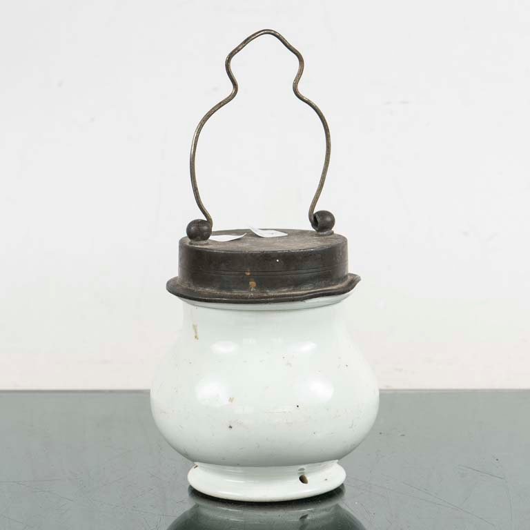 Lote anterior: Porcelana blanca y peltre antiguo (vase, stand, jar)