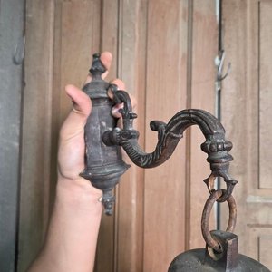 Campana Antigua de Bronce con Soporte y Cadena, Fechada 1830 - imagen 4