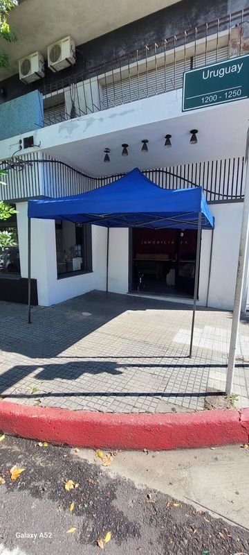 Tenda azul y vehículos en un entorno urbano - imagen 2