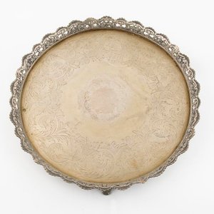 Bandeja Circular de Plata con Borde Calado y 3 Patitas - imagen 2