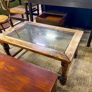 Lote siguiente: Mesa de centro rústica de madera con tapa de vidrio
