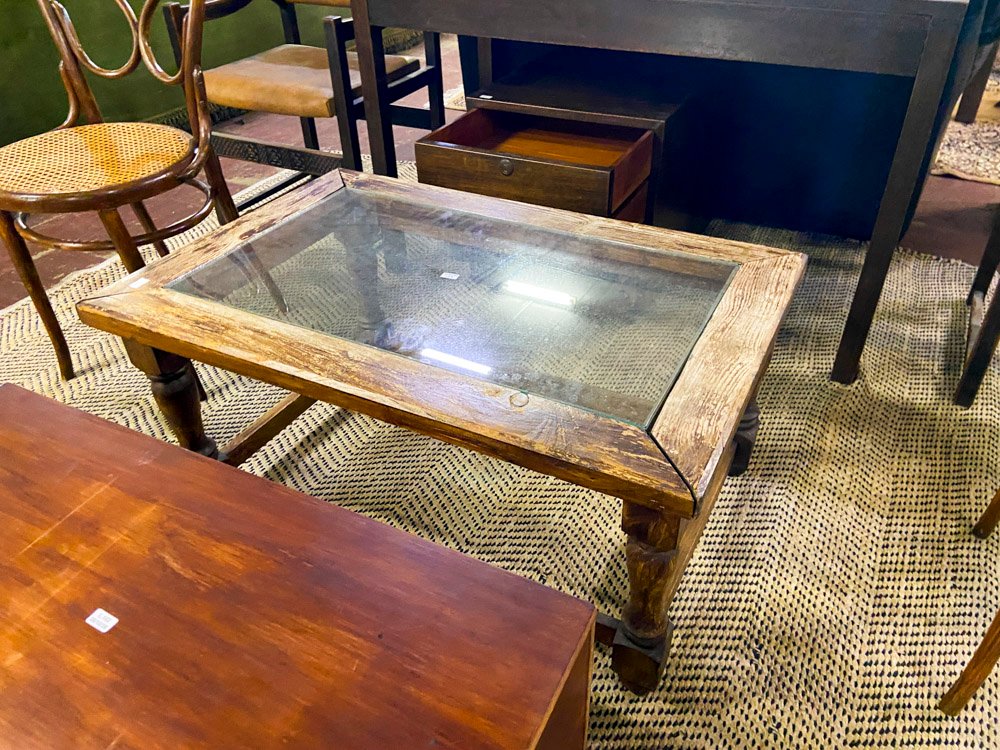 Mesa de centro rústica de madera con tapa de vidrio