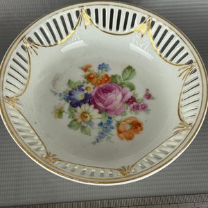 Centrito de Mesa o Bol Decorativo de Porcelana Calada con Flores Pintadas a Mano - imagen 3