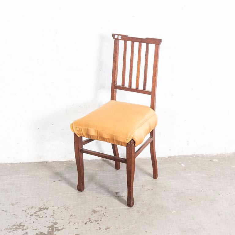 Lote siguiente: Silla de roble con asiento tapizado defectuoso