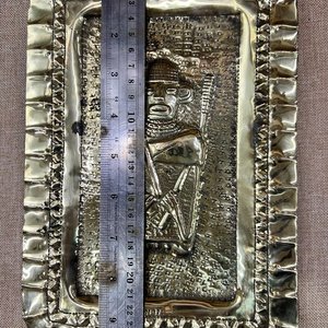 Bandeja Rectangular de Metal Repujado con Figura Folklórica - imagen 5