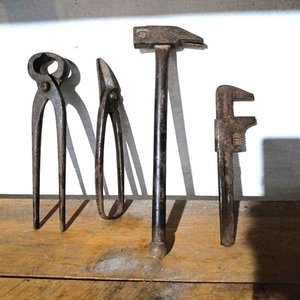 Lote siguiente: Herramientas de Mano: Tenaza, Martillo, Llave Inglesa y Cortachapa
