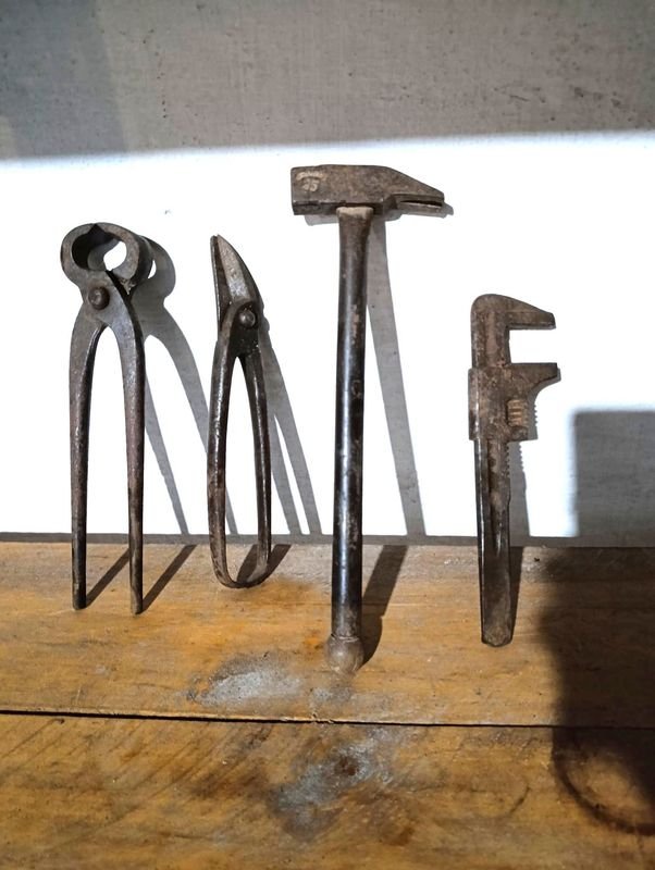 Herramientas de Mano: Tenaza, Martillo, Llave Inglesa y Cortachapa