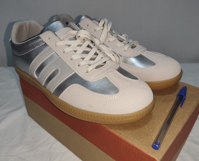 Zapatillas Deportivas Plateadas Eco Cuero Náutico Talle 43