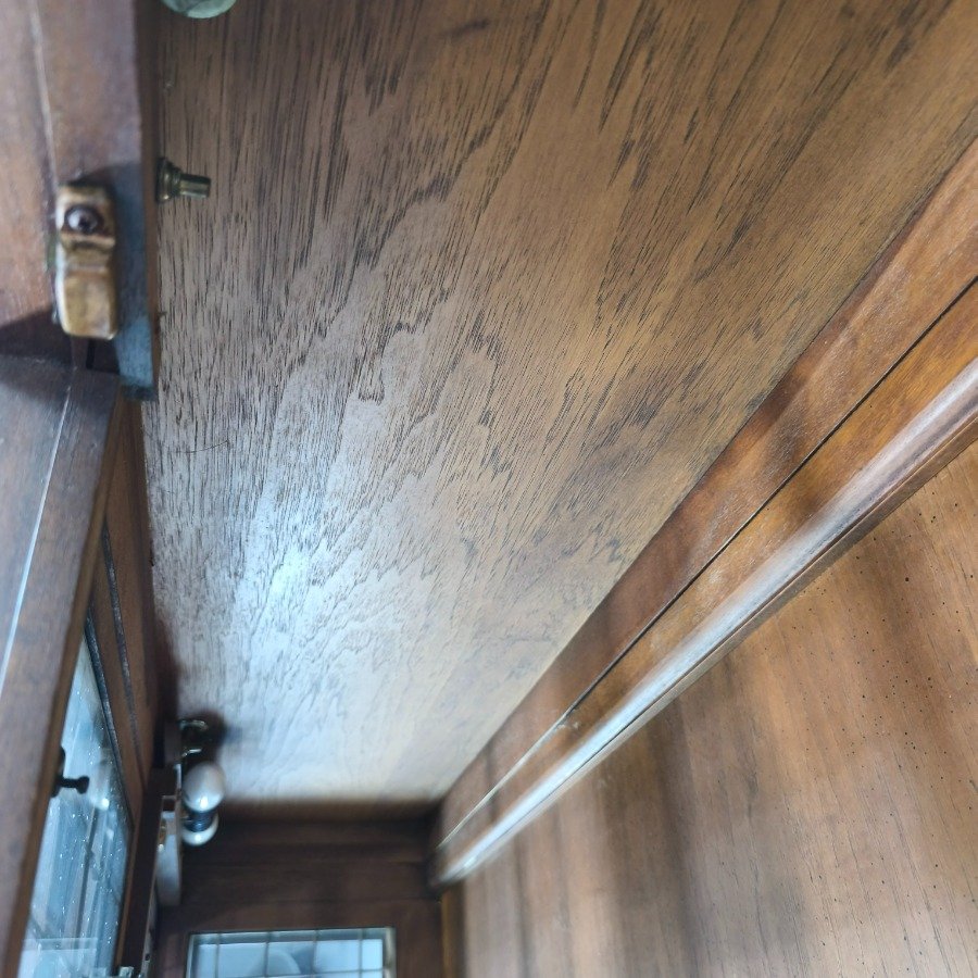 Muebles de Madera con Puertas de Vidrio y Estructura de Madera - imagen 28