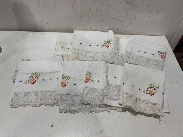 Servilletas de Tela Bordadas con Flores y Encaje
