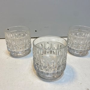 Lote de 8 piezas de bazar de vidrio: jarra, compotera, bowl, vasos, florero y lecherita - imagen 6