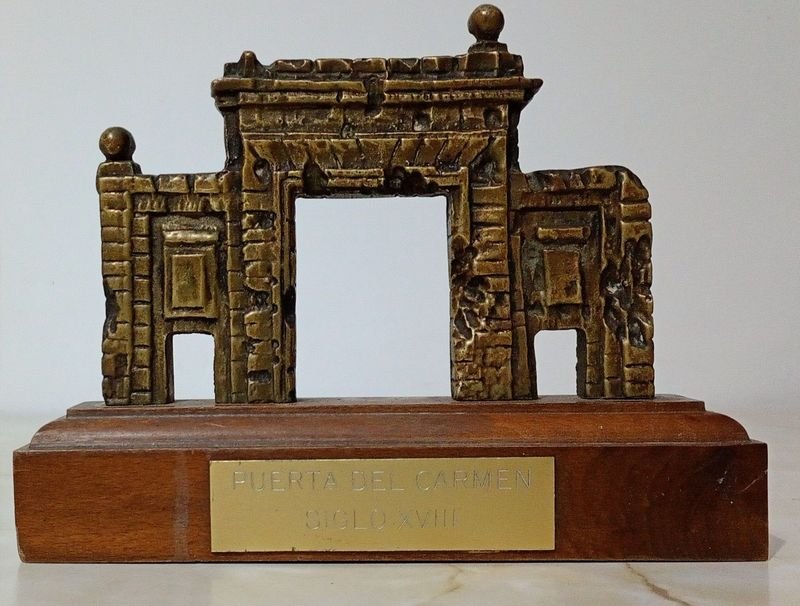 Reproducción Bronce Puerta del Carmen Zaragoza Base Madera Placa Dorada