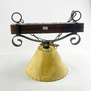 Lote siguiente: Colgante Rústico de Madera y Hierro con Pantalla Amarilla